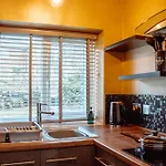 Spacious Flat With Free Parking Харрогейт