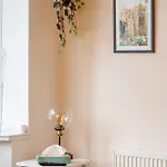 Апартаменты Spacious Flat With Free Parking Харрогейт