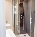 Апартаменты Spacious Flat With Free Parking