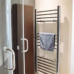 Апартаменты Spacious Flat With Free Parking *