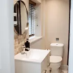 Spacious Flat With Free Parking Харрогейт