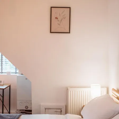 Spacious Flat With Free Parking *